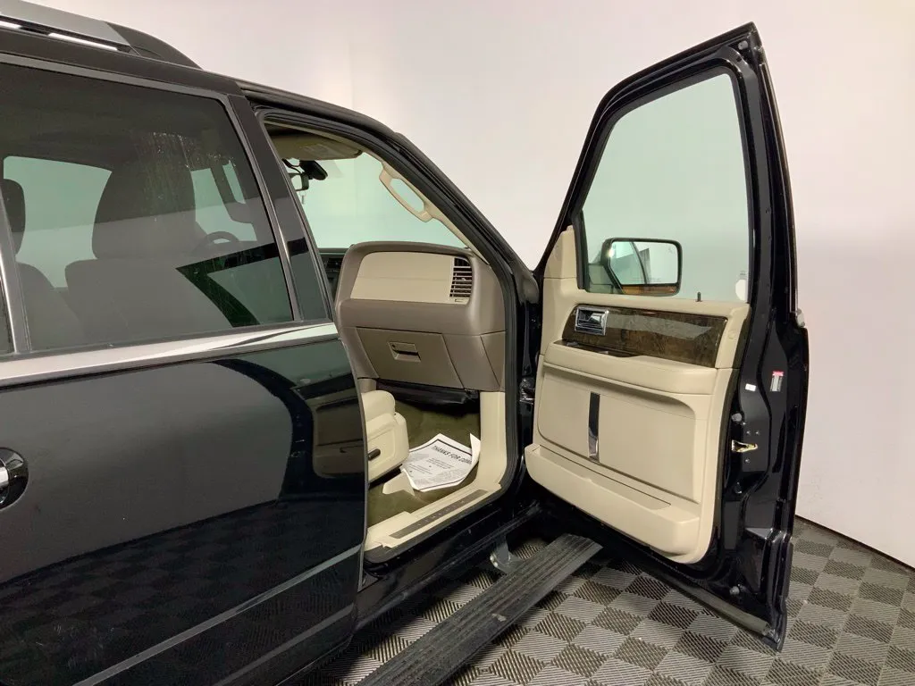 Lincoln Navigator photo 35