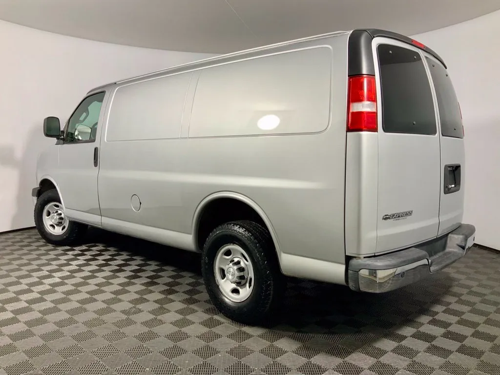 Chevrolet Express photo 11