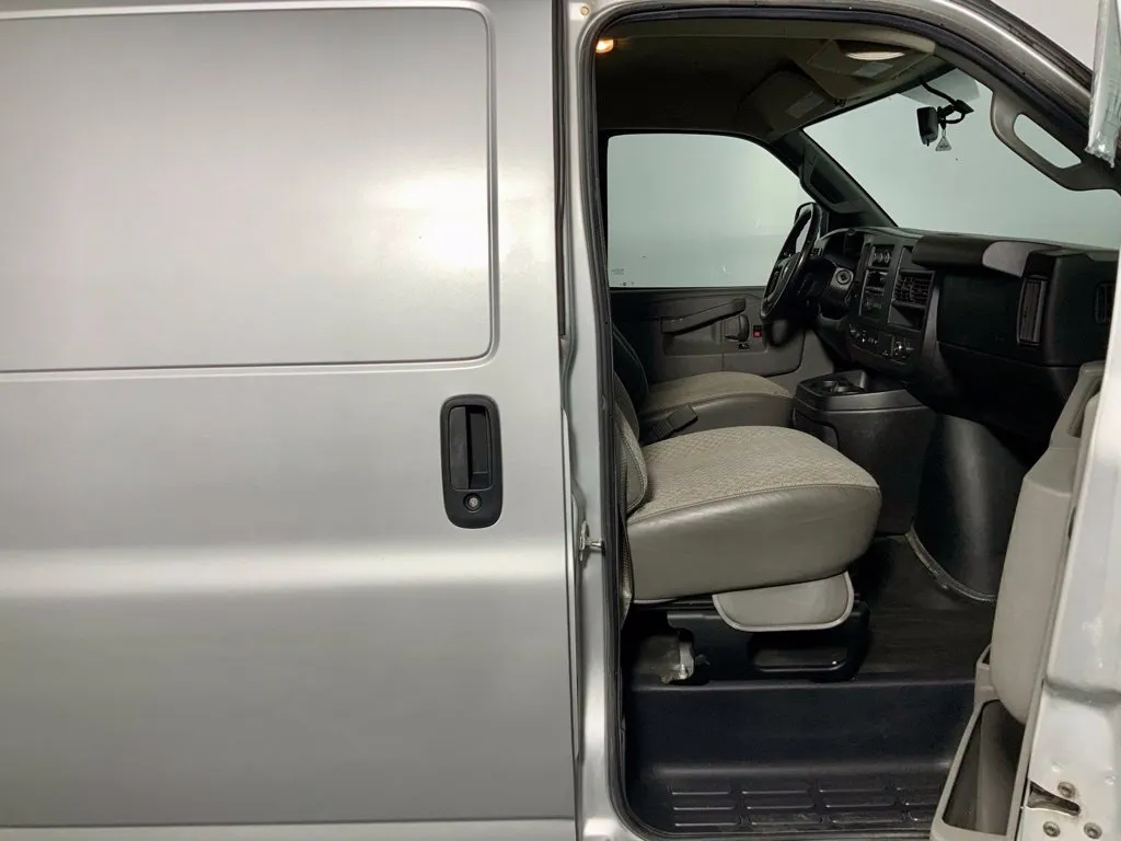 Chevrolet Express photo 32
