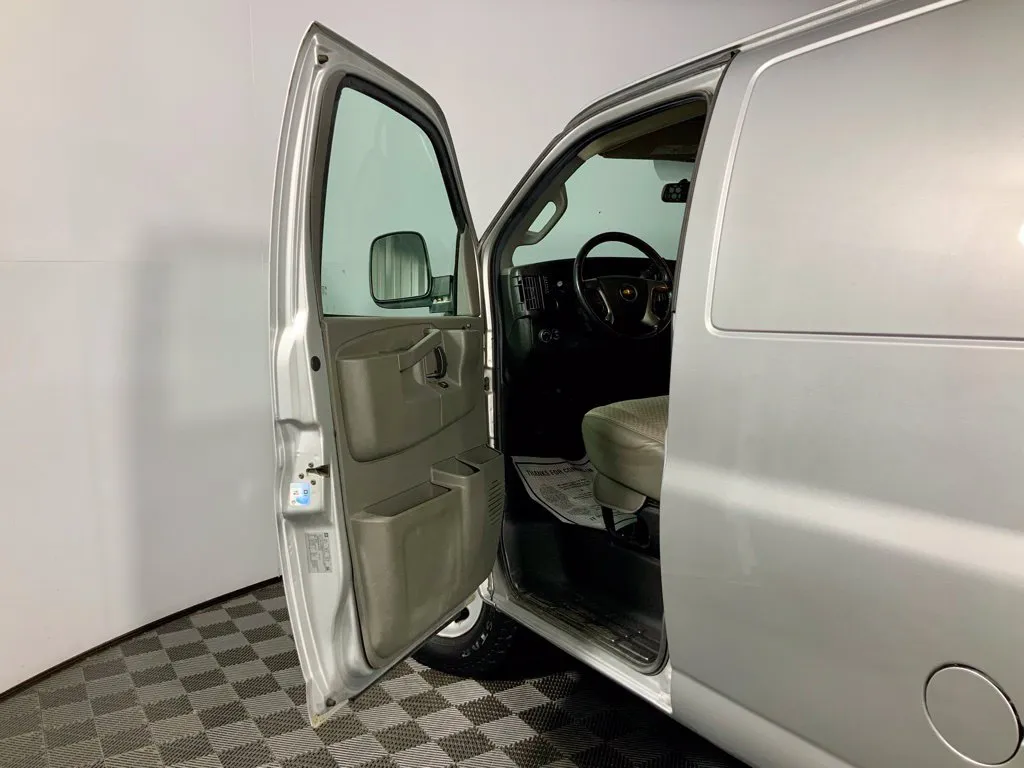 Chevrolet Express photo 17