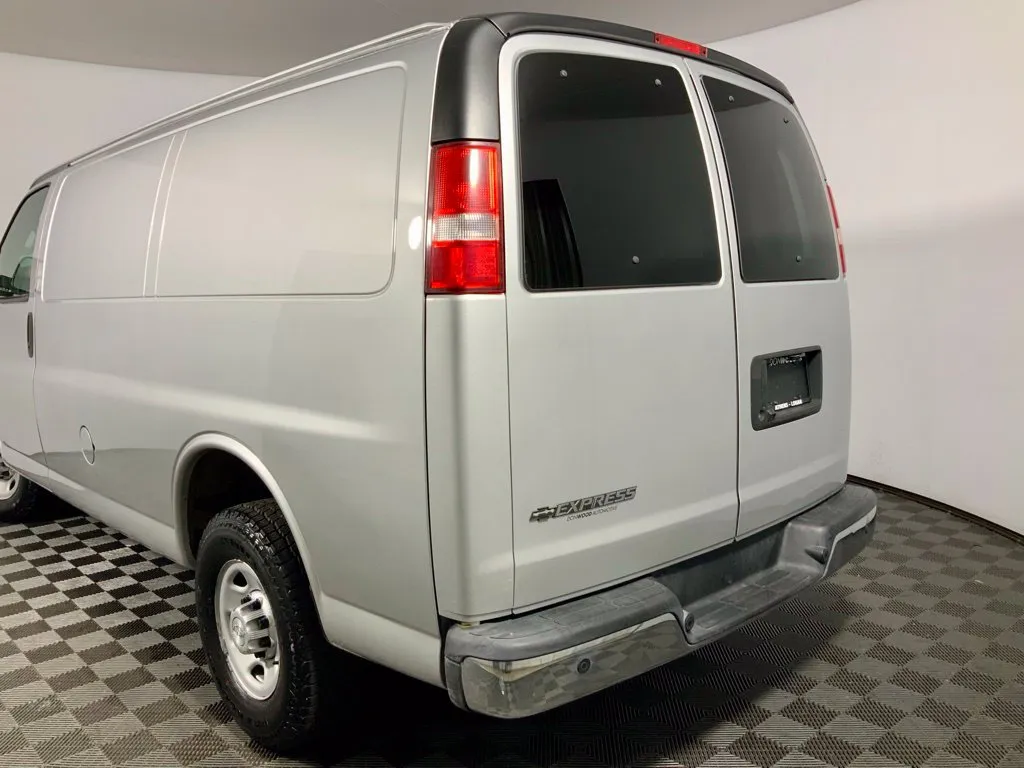 Chevrolet Express photo 13