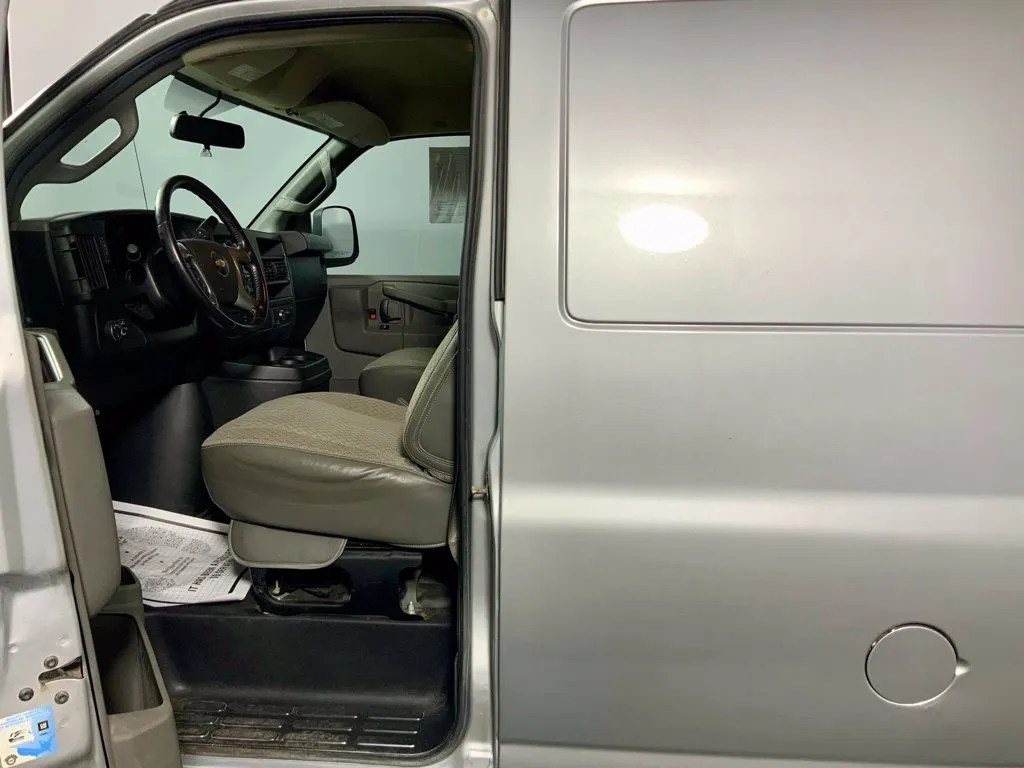 Chevrolet Express photo 18