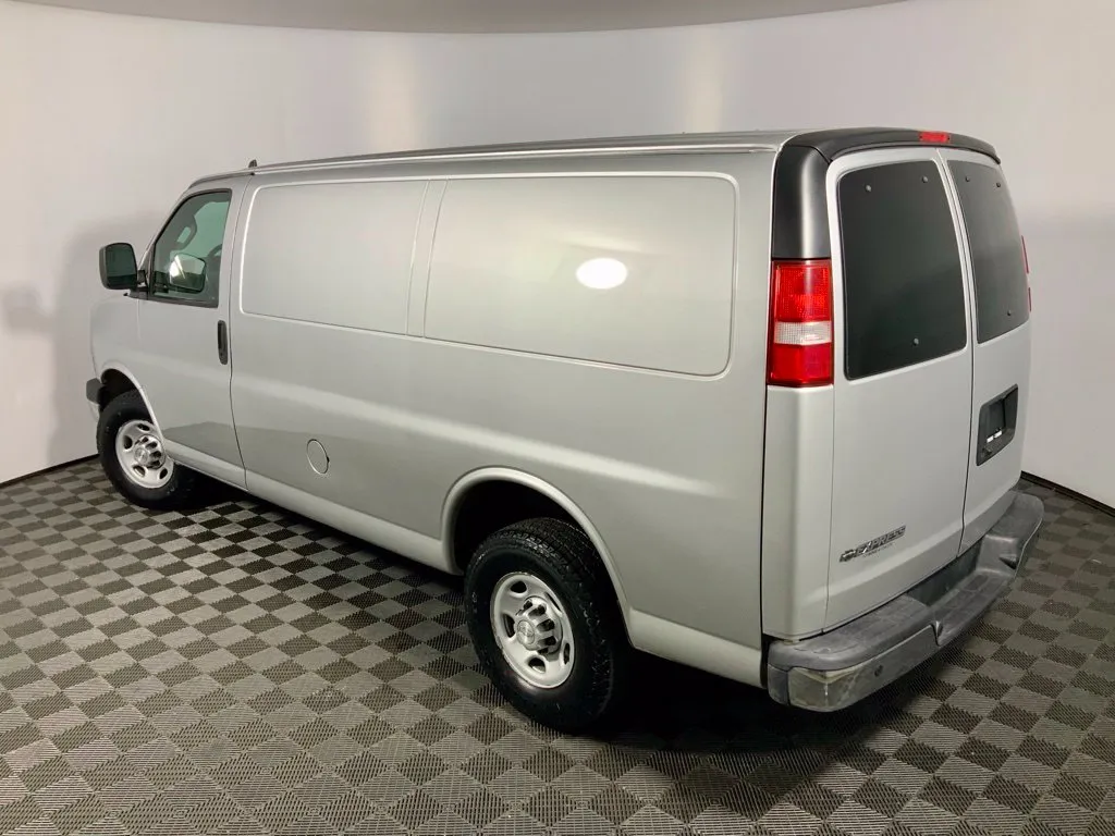 Chevrolet Express photo 12