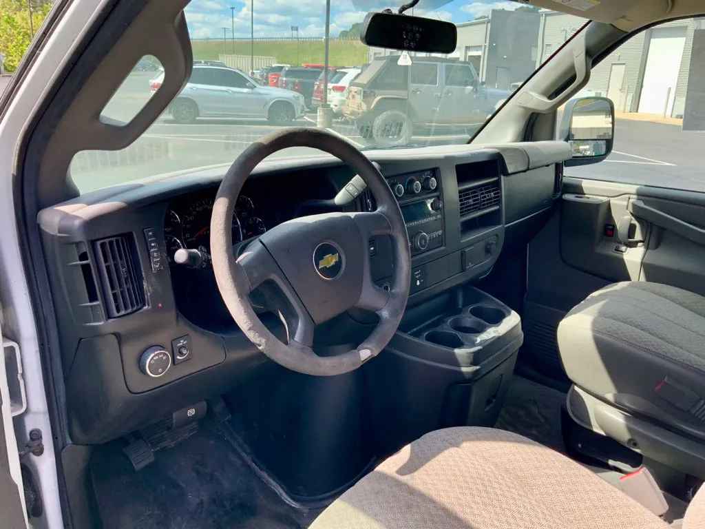 Chevrolet Express photo 17
