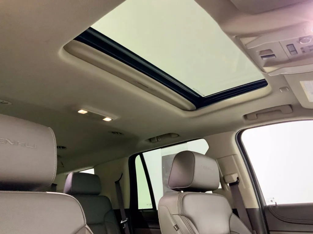 GMC Yukon photo 2
