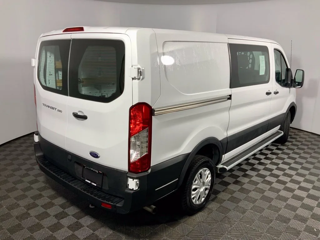 Ford Transit-250 photo 17