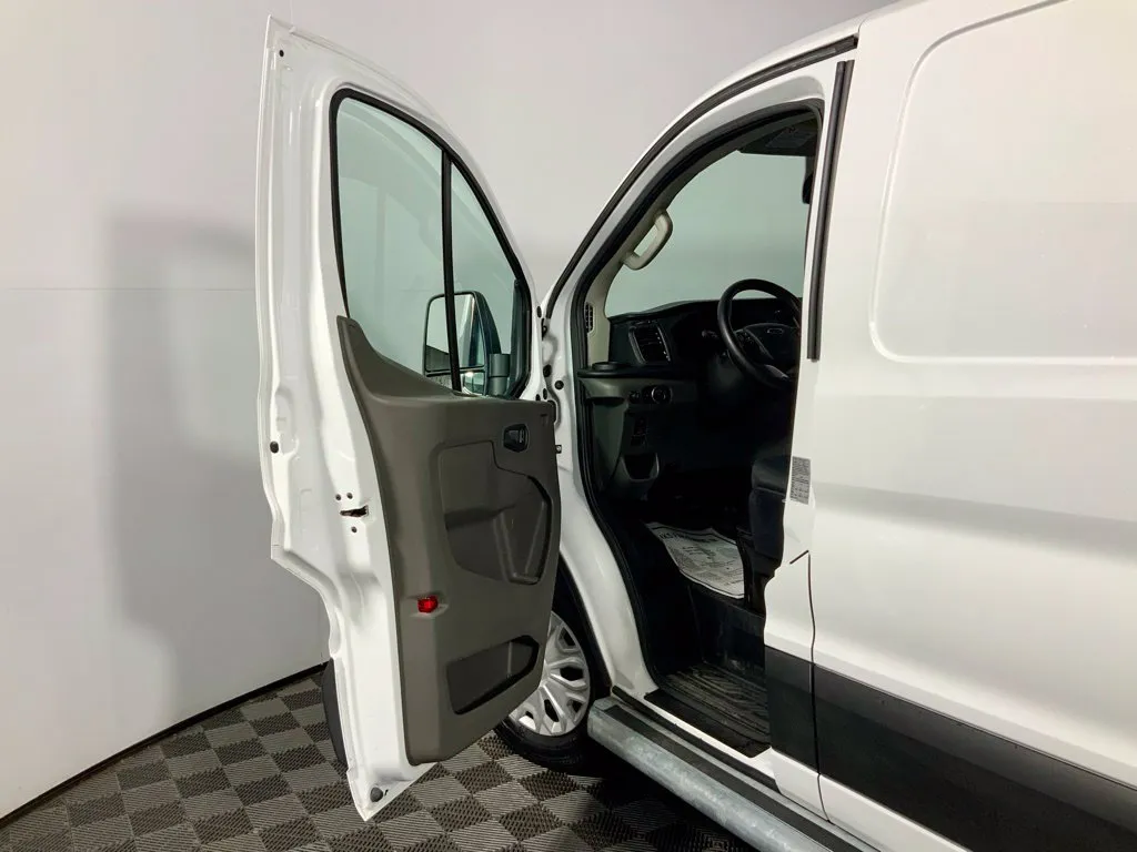 Ford Transit-250 photo 18