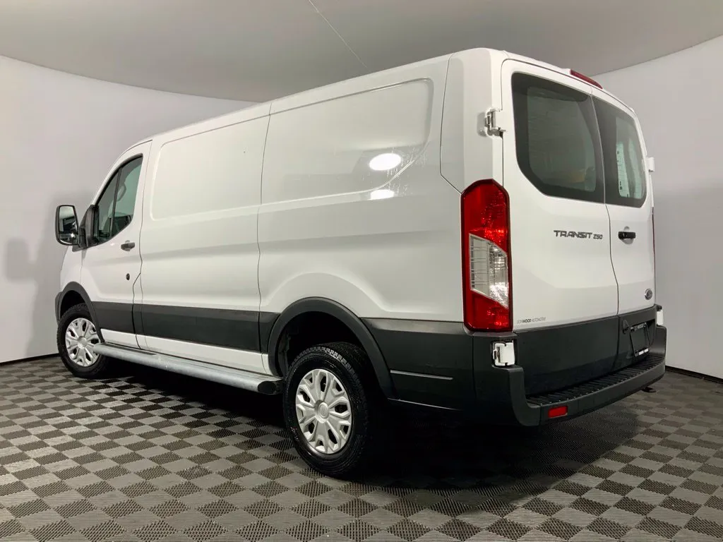 Ford Transit-250 photo 11
