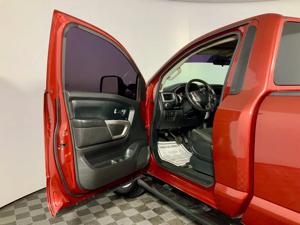 Nissan Titan photo 16