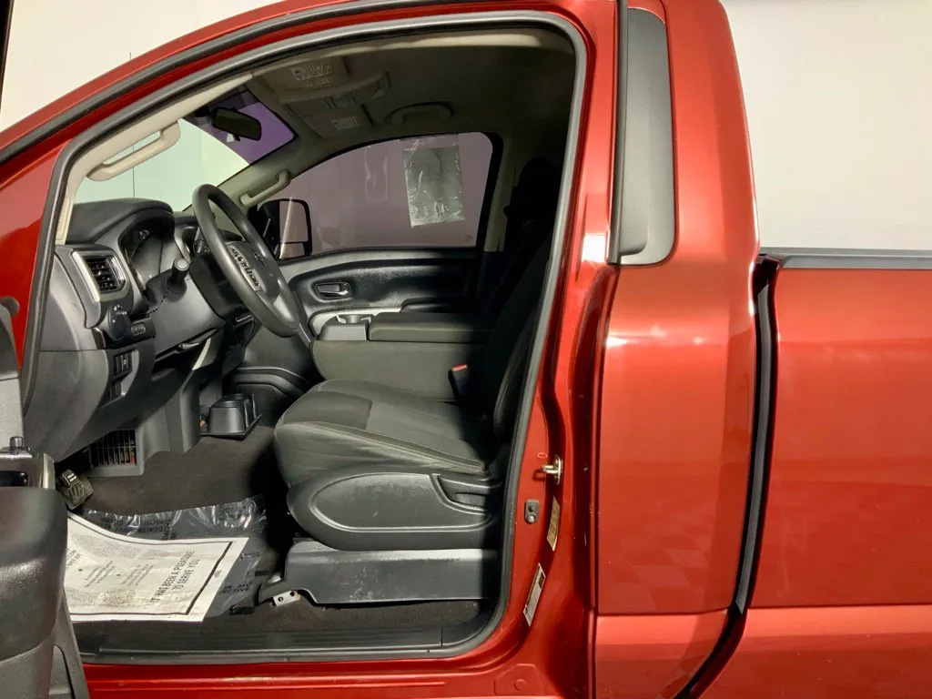 Nissan Titan photo 17
