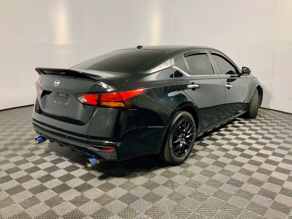 Nissan Altima photo 16