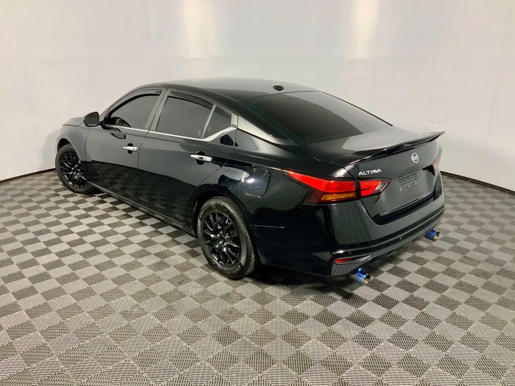 Nissan Altima photo 12