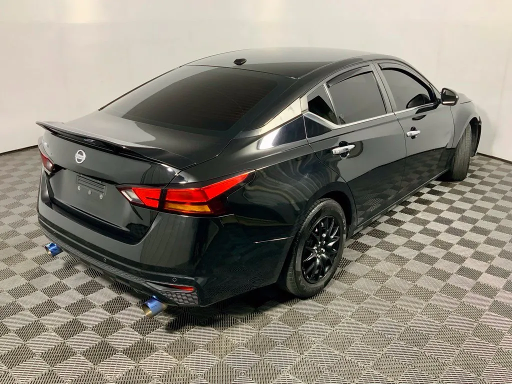 Nissan Altima photo 17