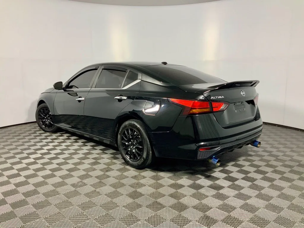 Nissan Altima photo 11