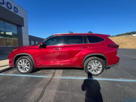 More photos of 2022 Toyota Highlander Hybrid Limited at Don Wood Ford Lincoln, OH