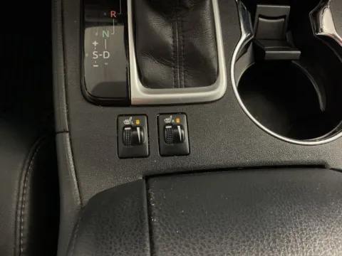 More photos of 2017 Toyota Highlander SE at Don Wood Toyota, OH