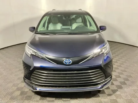More photos of 2023 Toyota Sienna LE at Don Wood Toyota, OH
