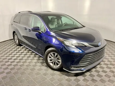 More photos of 2023 Toyota Sienna LE at Don Wood Toyota, OH