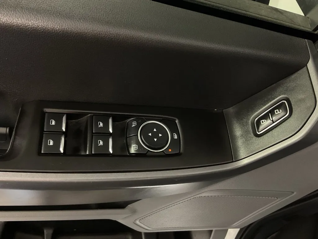 Ford F350SD photo 17