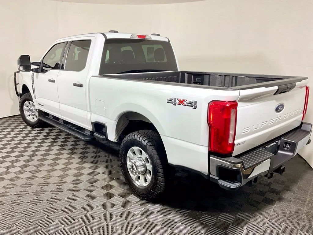 Ford F350SD photo 11