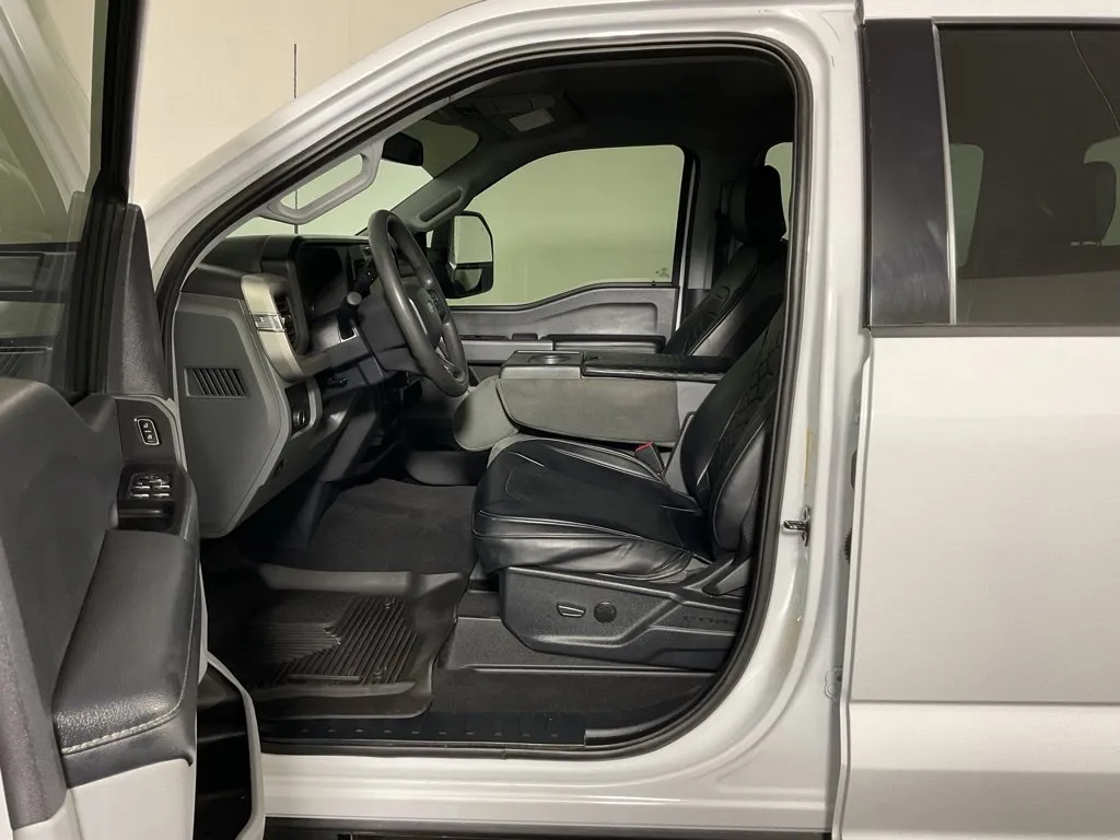 Ford F350SD photo 18