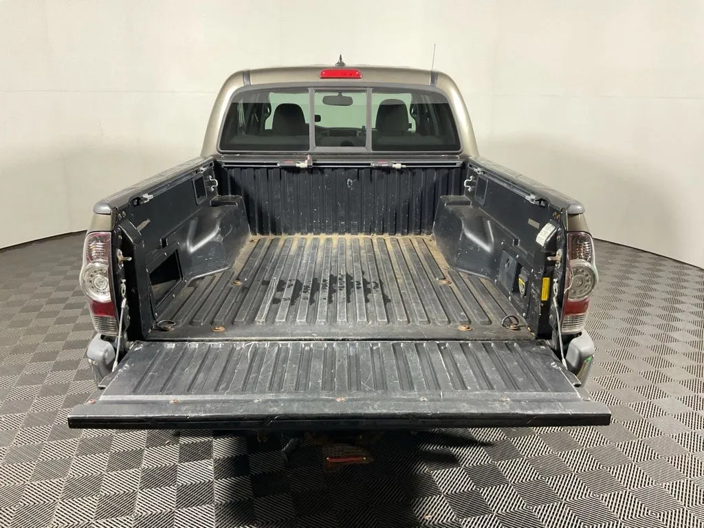 Toyota Tacoma photo 12