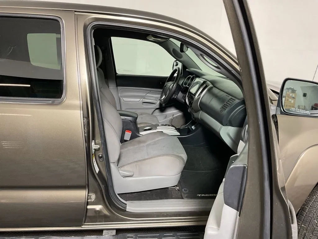 Toyota Tacoma photo 26