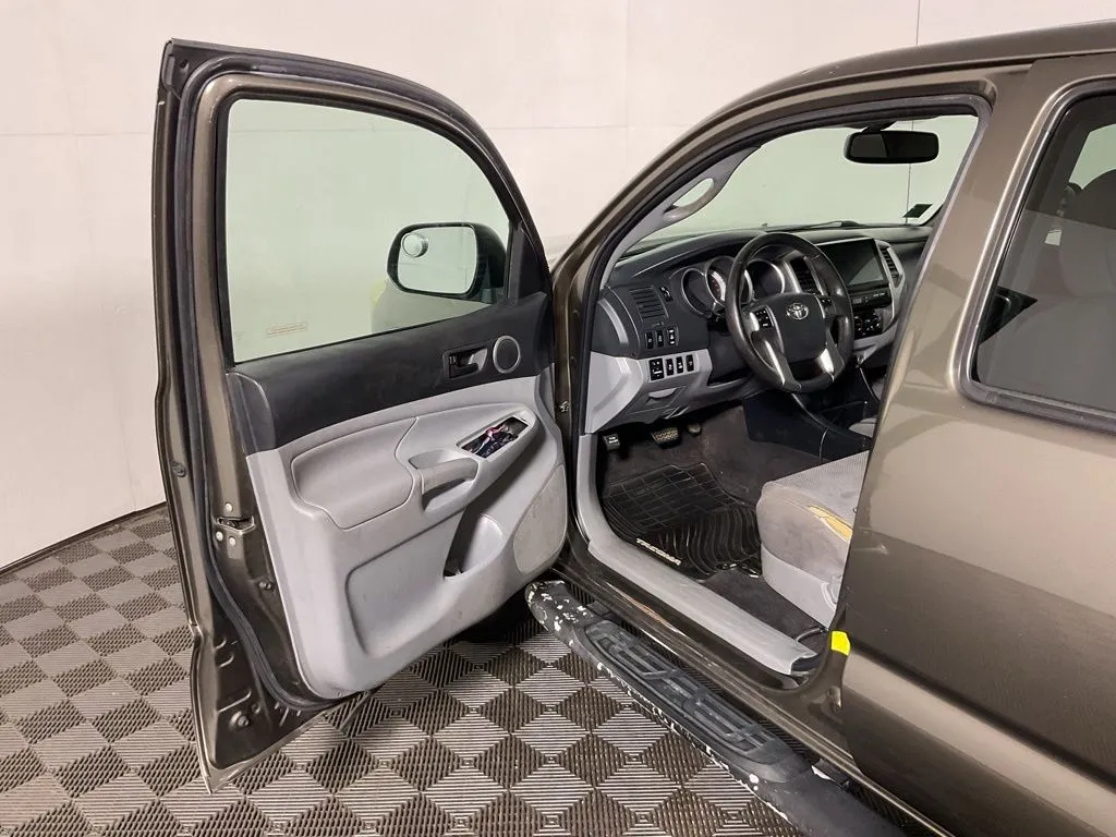 Toyota Tacoma photo 15