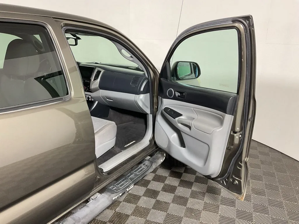 Toyota Tacoma photo 25