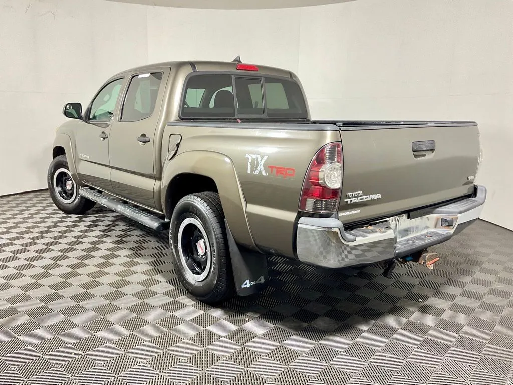Toyota Tacoma photo 8