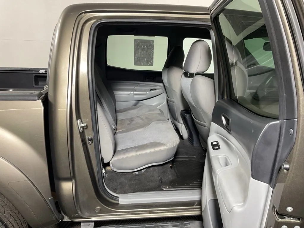 Toyota Tacoma photo 24