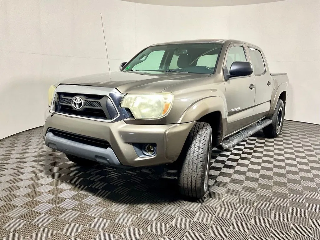 Toyota Tacoma photo 2