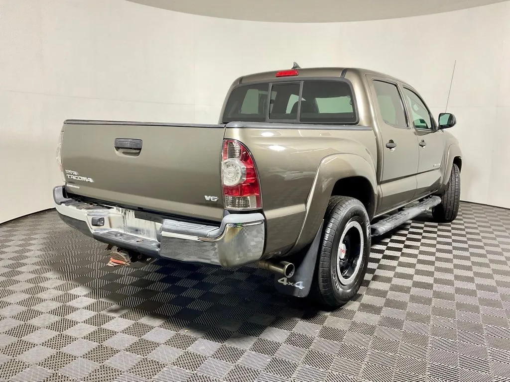 Toyota Tacoma photo 13