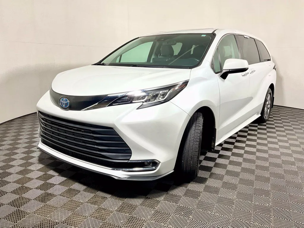 Toyota Sienna photo 2