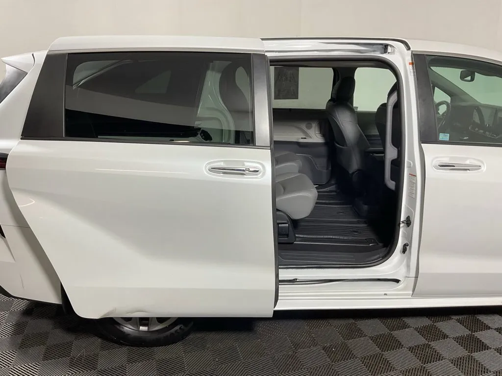 Toyota Sienna photo 34