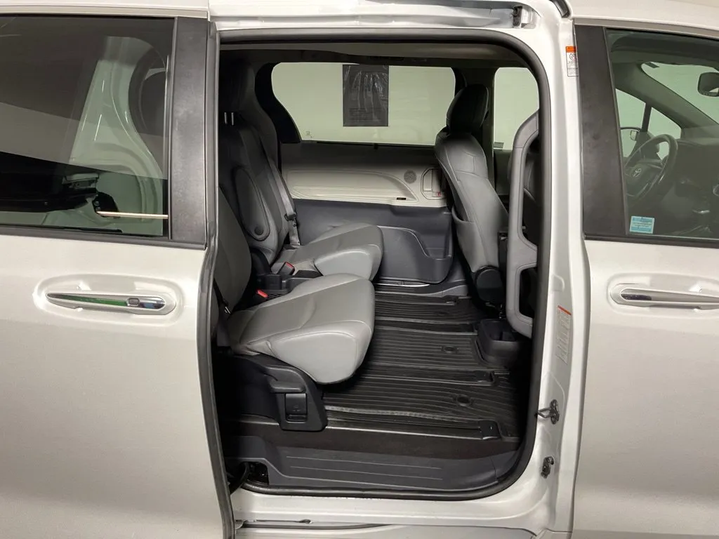 Toyota Sienna photo 35