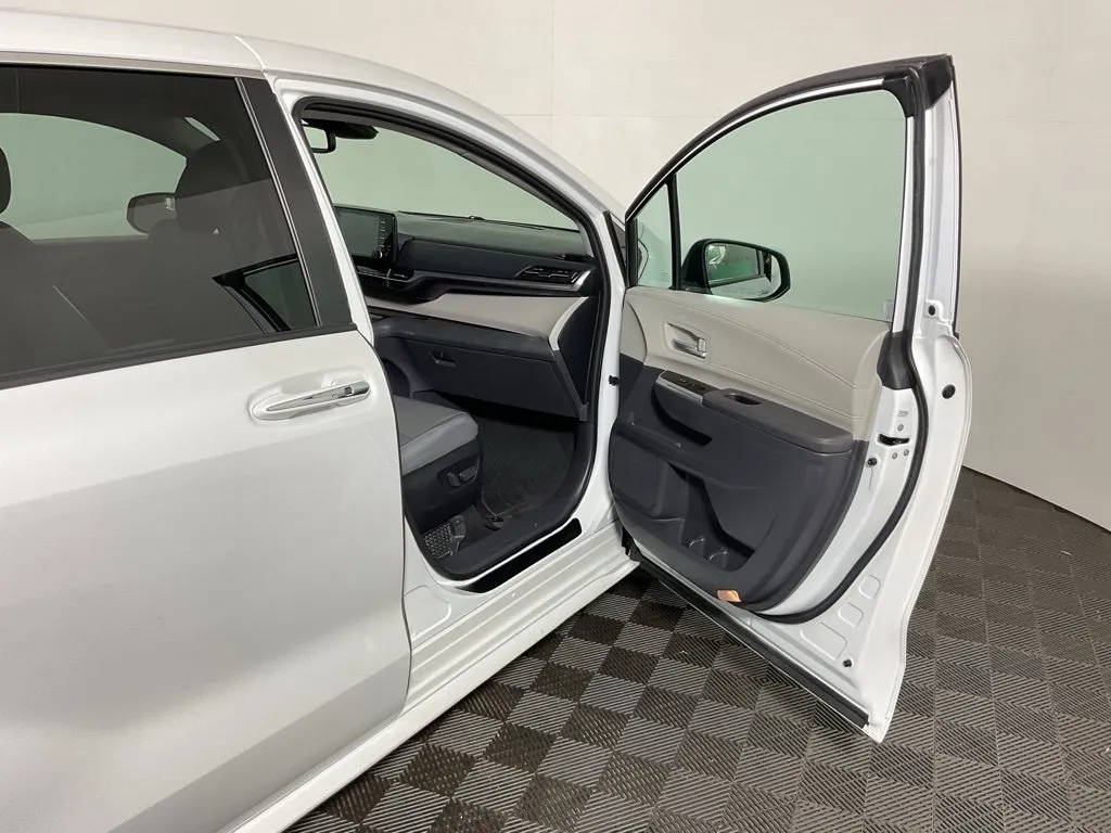 Toyota Sienna photo 36