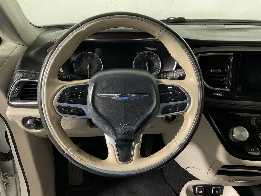 Chrysler Pacifica photo 25