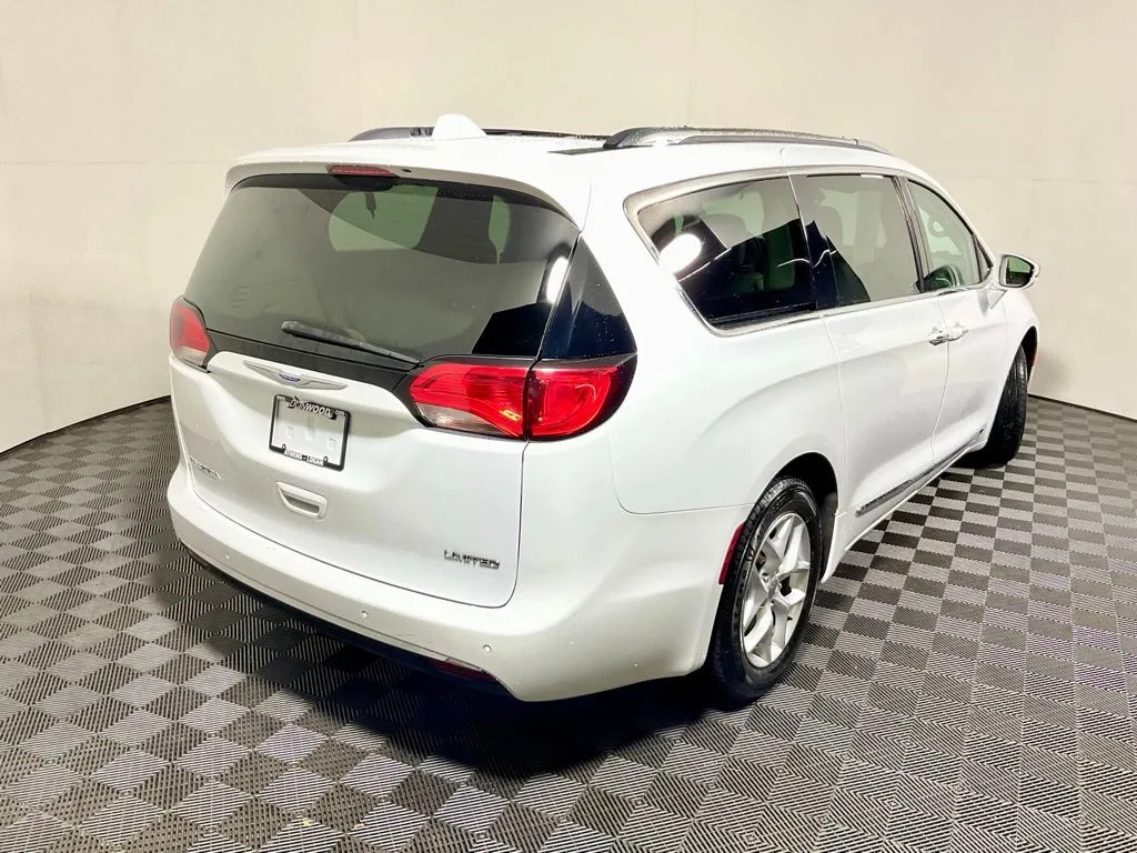 Chrysler Pacifica photo 18