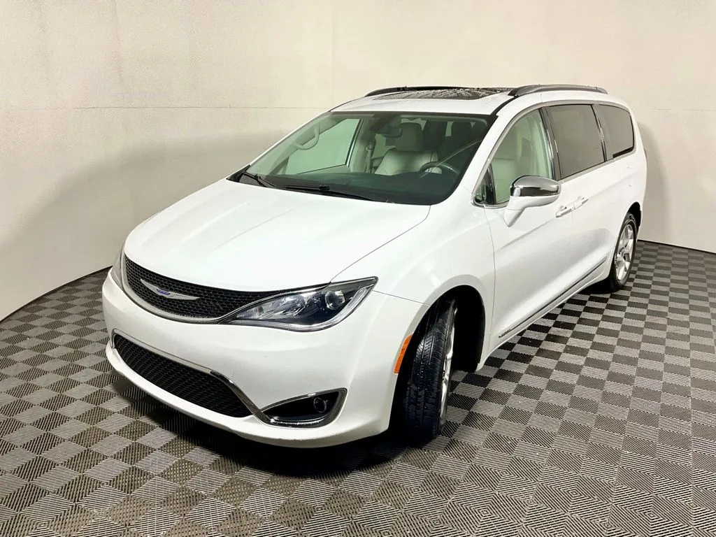 Chrysler Pacifica photo 11