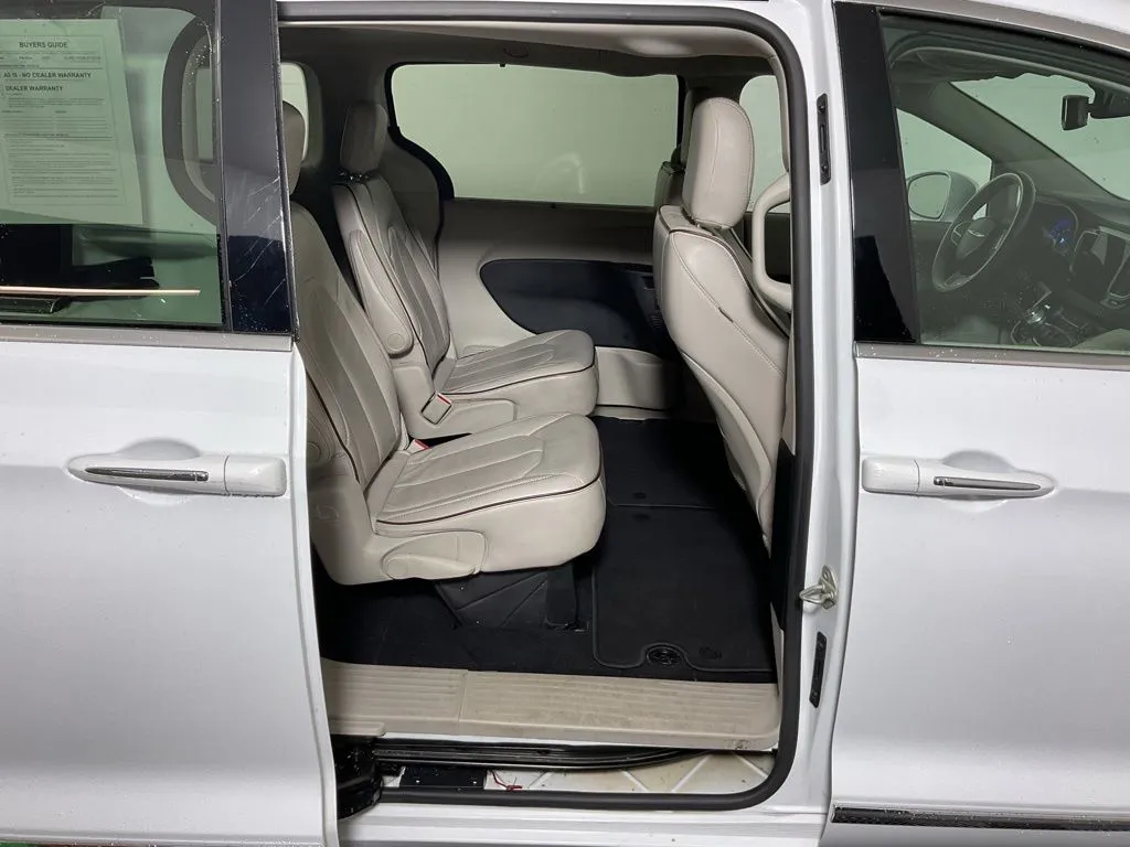 Chrysler Pacifica photo 32