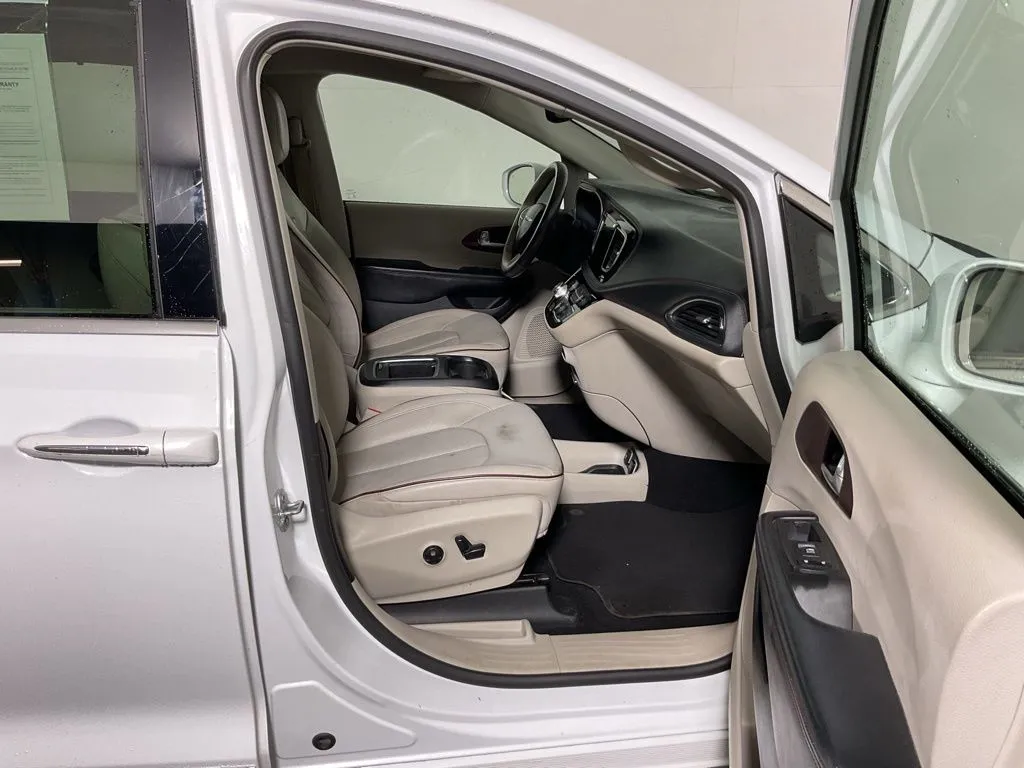 Chrysler Pacifica photo 34