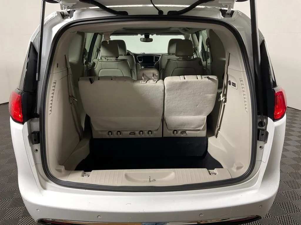 Chrysler Pacifica photo 16