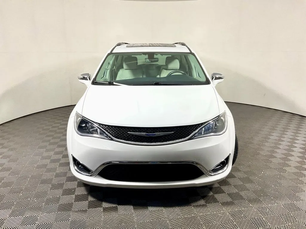 Chrysler Pacifica photo 8