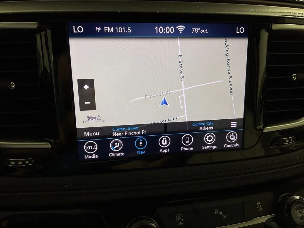 Chrysler Pacifica photo 4