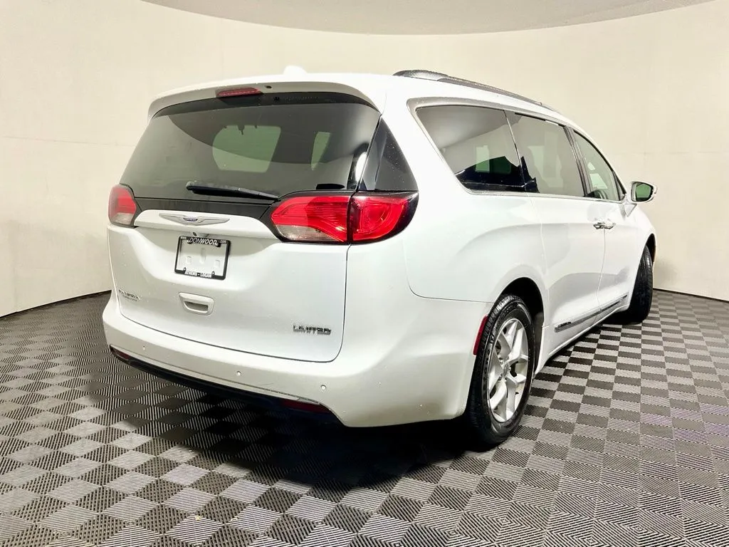 Chrysler Pacifica photo 17