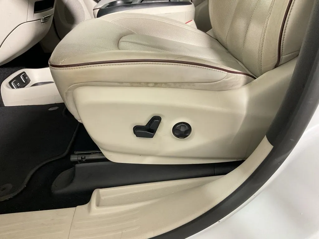 Chrysler Pacifica photo 22