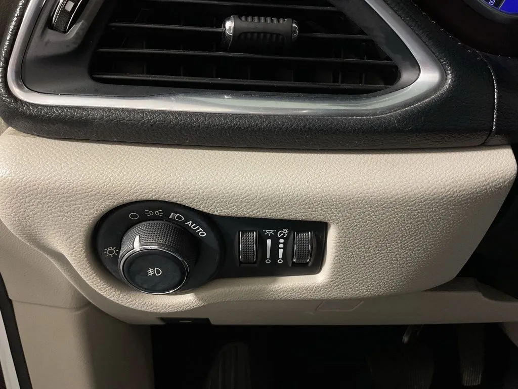 Chrysler Pacifica photo 28