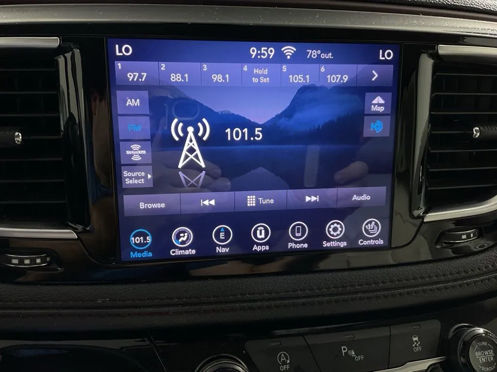 Chrysler Pacifica photo 24
