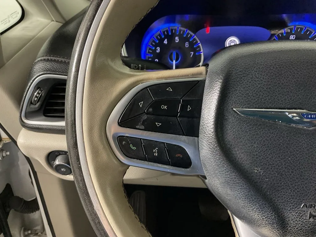 Chrysler Pacifica photo 26